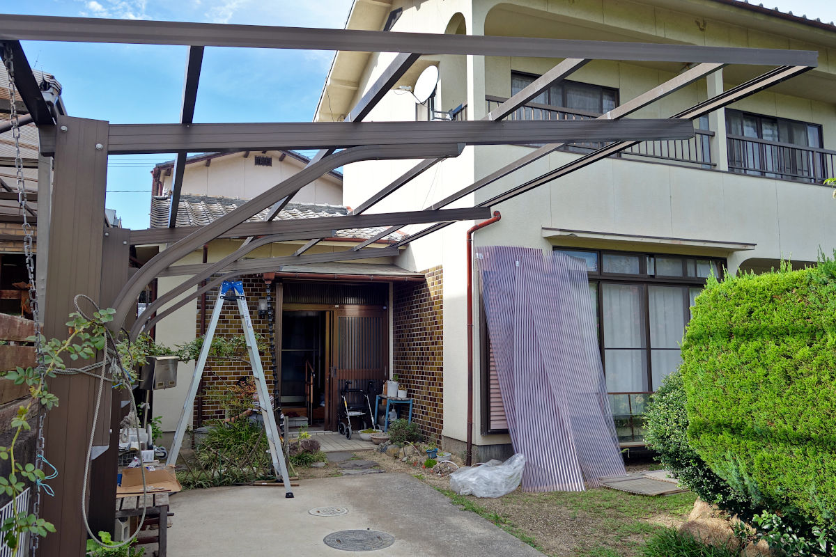実家のカーポートの屋根の張替え／1日目｜三つ子のパパのブログ