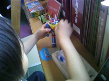 ３３年前の玩具で遊ぶ５歳児