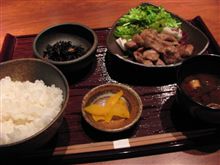 今日のランチは、「川の音」、週替わり定食（トントロ炭火焼き） 900円