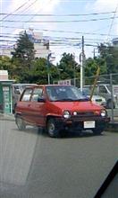 真っ赤なコンパクトカー