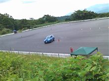 巨体を揺らして......。