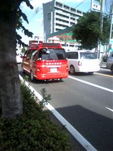♪緑の中を走り抜けてく真っ赤な車～