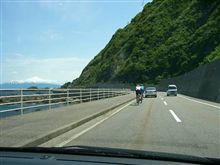 青い海を眺めながらのRideが羨ましい.....