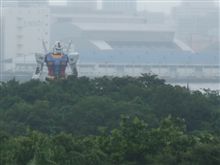 お台場、実物大ガンダムを望む