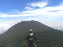 浅間山 煙の中の 若葉かな…