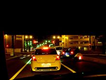 道路を移動する謎の黄色い物体  