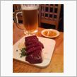 肉厚レバ刺しに生ビールは最高！