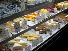 食後のデザートは、「しろたえ」のシュークリーム