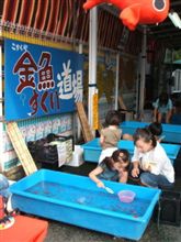 いざ！金魚すくい道場へ