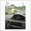 原付の片手運転！