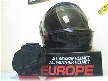 ヘルメットとグローブ