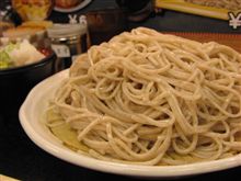 今日のランチは、「本陣」もりそば特盛　570円