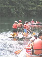 湖で筏遊び