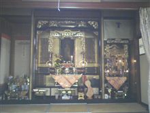 豪華な仏壇でお参りです