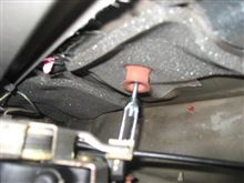 オーディオ：右ドア内張りの残りレジェはがし、ドア内部にツッパリ棒