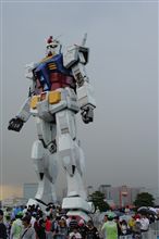 急な雷雨と共にお台場にガンダム立つ