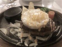 お昼はハンバーグでした。