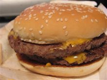 今日の夜食は、マックのダブル・クウォーター・パウンダー・チーズ