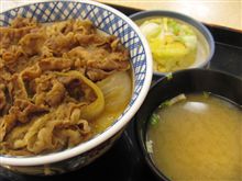 今日のディナーは、「吉野家」おとくな牛丼Bセット　おしんこみそ汁特盛750円