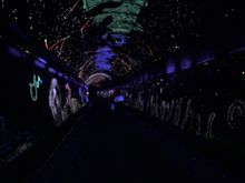 ブラックライトのトンネル