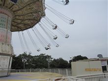 秋の遊園地、　プールの後は・・・空いてます(-_-;)