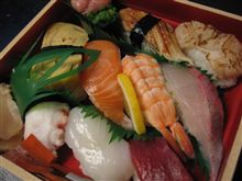 今夜のお食事は・・・・お持ち帰りの寿司です(*^_^*)