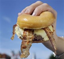 1個あたり1,500キロカロリー、米国の「ドーナツバーガー」が大当たり！？ 