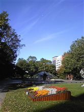 札幌大通り公園と朝方の月