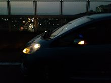 夕焼けの名阪国道とFIT