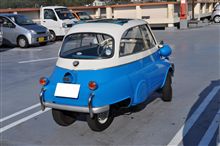 スーパーの駐車場にて
