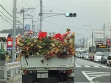 前を走る紅葉