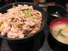今日のディナーは、「すた丼」　600円　肉増し130円