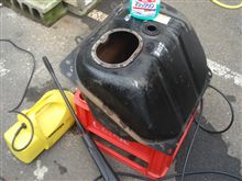 ＡＺ－１ガソリンタンク内の汚れと錆落とし　　１