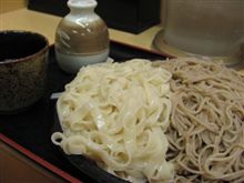 今日のディナーその１は、「そばよし」そばうどんもり合わせ　470円＋大盛り100円