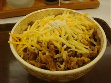 ３種のチーズ牛丼（すき家）