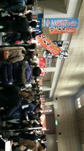 大阪モーターショーの行列の先に
