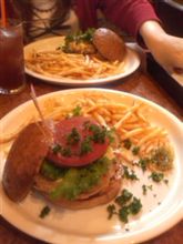 Caffe Classical Coffee Roasterのクラシックチーズバーガー