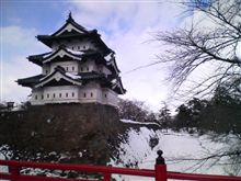雪の弘前城