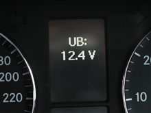 W203後期型　バッテリー電圧がインジケーターで分かる・・・知ってた？？。