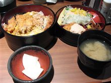 今日のランチは、「やげん亭」カツ重（ヒレ）　1,050円