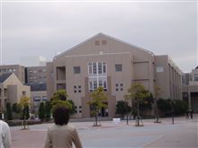 高速から見える学校。
