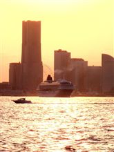 大黒埠頭にて・・・夕陽と飛鳥Ⅱ
