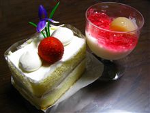 夜食のケーキと杏仁豆腐