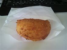 近所のパン屋のカレーパン・・・