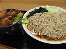 今日のディナーは、「本陣」唐揚げ丼セット590円＋特盛り200円