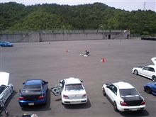 ドッグファイトの事務課