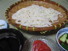 今日のランチは、スマ僧手作り「石丸うどん」のせいろうどん