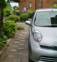 FIT入院　代車でマーチが来る。