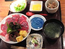 今日のランチは、赤坂　彩食亭「輪」生本まぐろ鉄火丼定食　1,100円