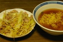 今日のディナーは、スマ僧手作り肉野菜炒め＆インスタントラーメン